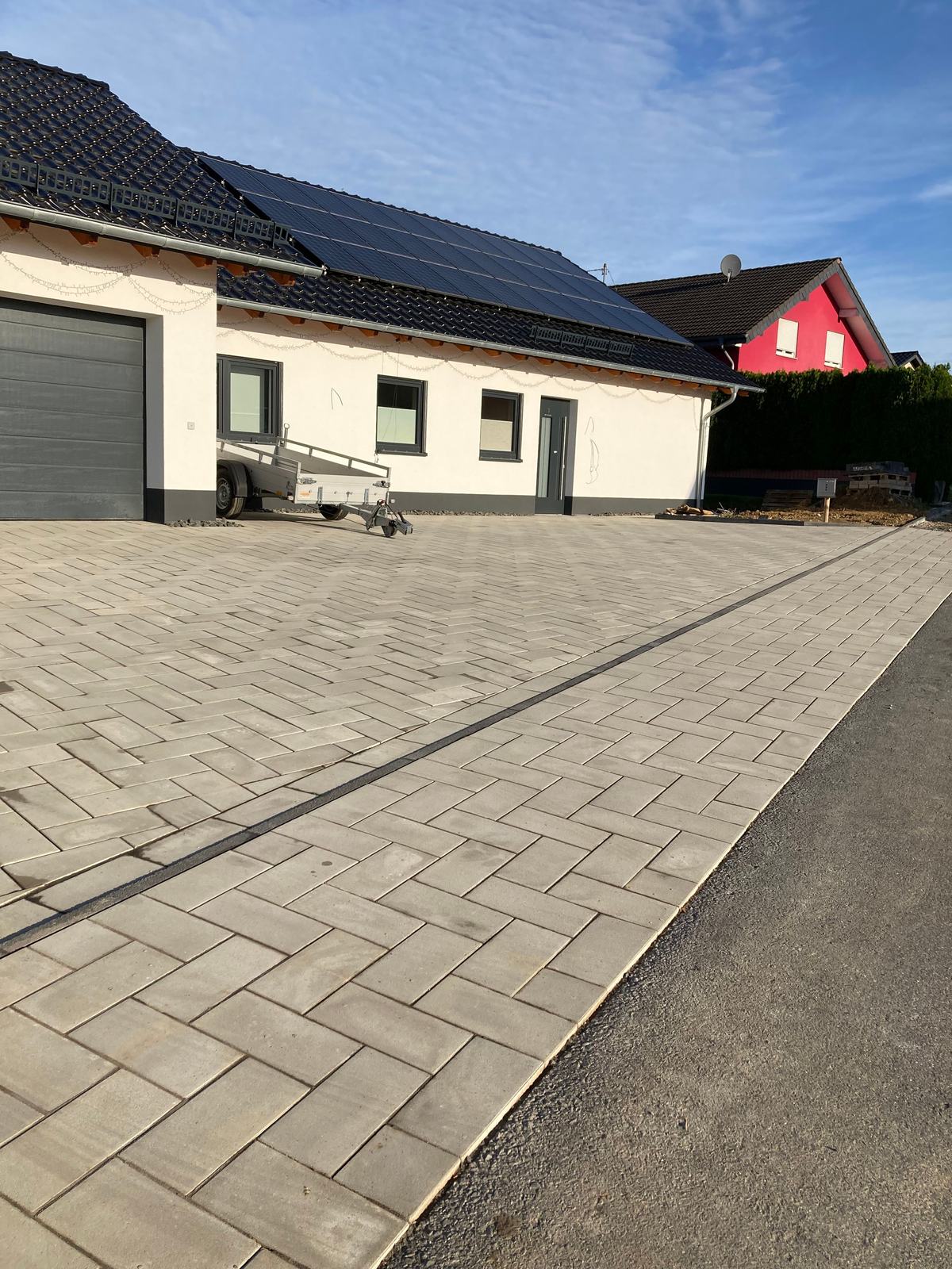 Helle Terrassenfläche mit Gartenmöbeln